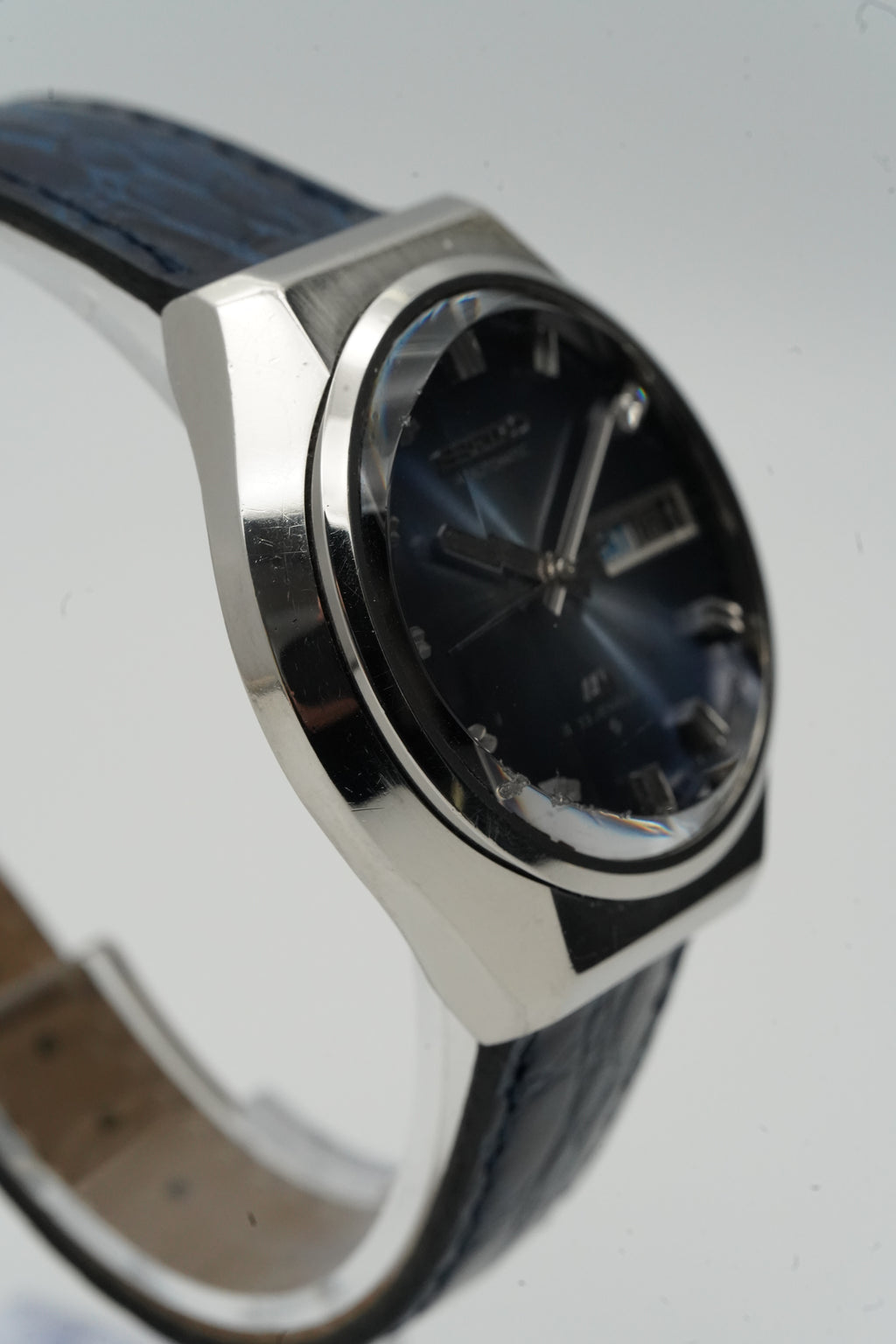 Seiko LM 5606-8061 – May 1975 – Blue Dial – Sharp Case