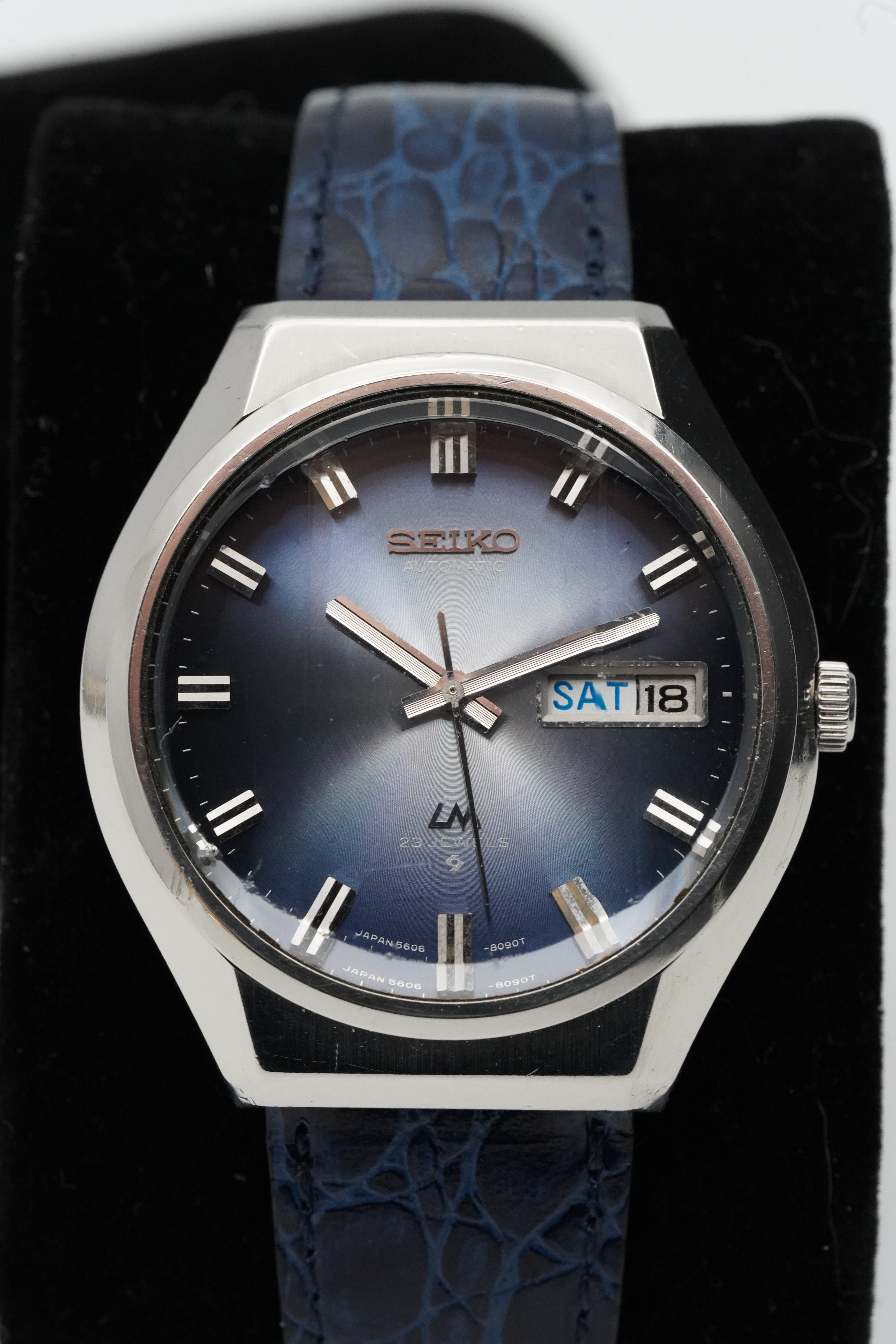 Seiko LM 5606-8061 – May 1975 – Blue Dial – Sharp Case